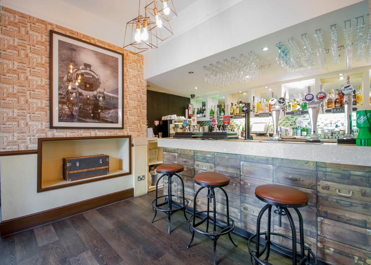 The Highworth Hotel Swindon Bagian luar foto